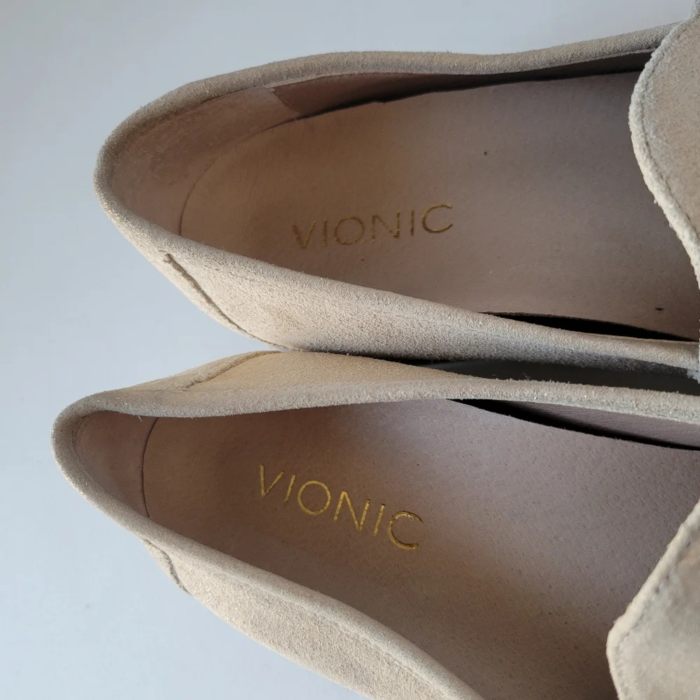 Vionic women's Waverly loafers in cream and gold size 7